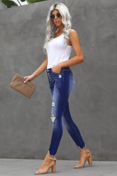 Jean skinny boutonné à la cheville et effiloché